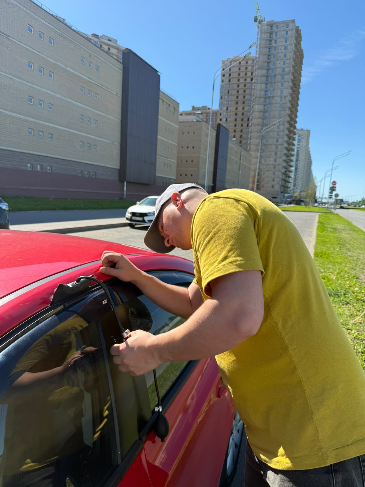 Аварийное вскрытие автомобиля мастером в Синявино